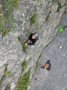 Kletterkurse vermittelt dir das Vorsteigen am Fels in toller Umgebung im Klettergarten.