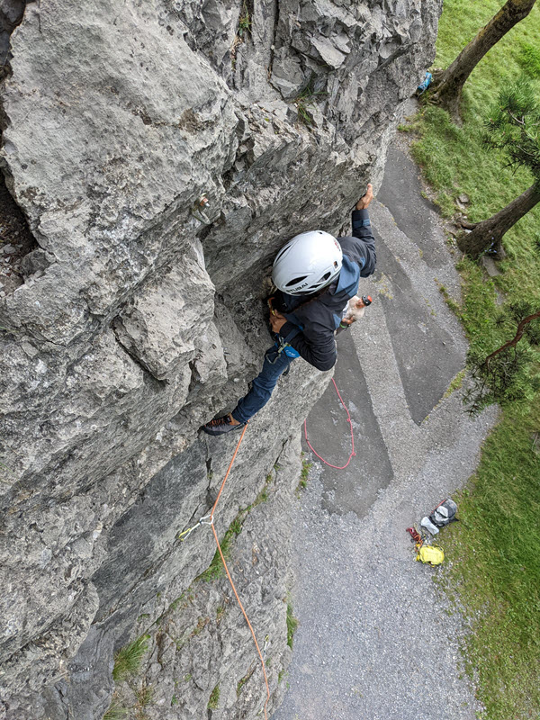 Kletterkurse bringt dir das Vorteigen im Klettergarten bei.