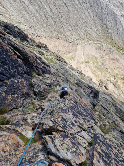 Nachsteigen auf Mehrseillängen Route im Weissmies Gebirge.