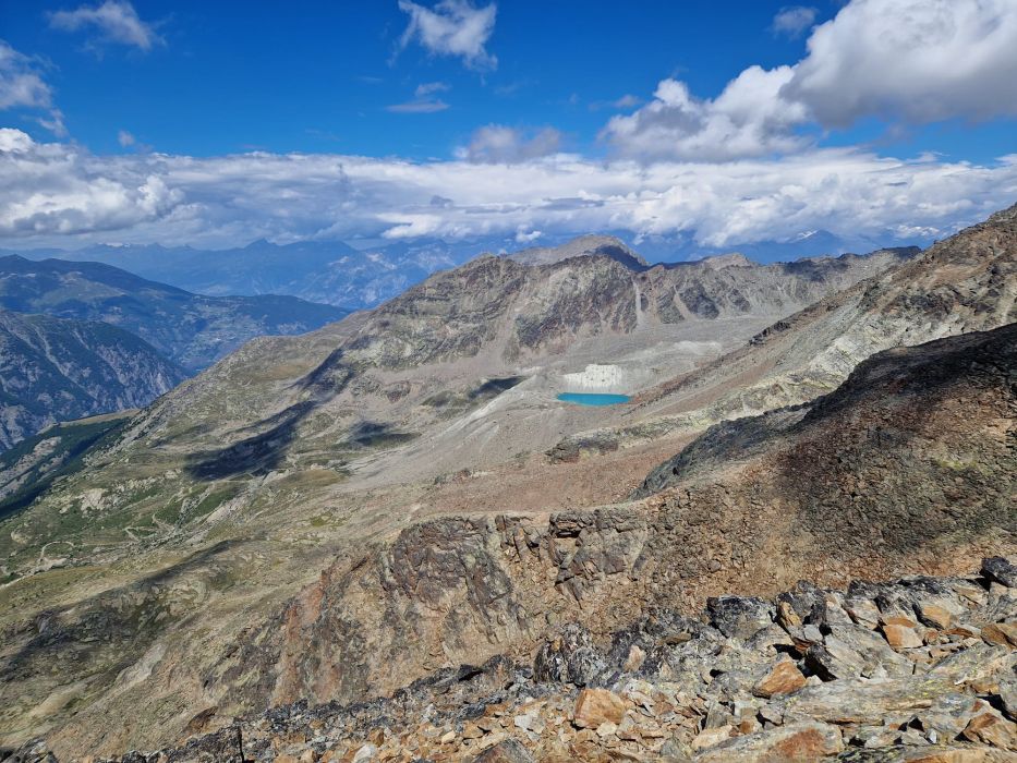 Im Wallis auf dem Jägihorn, die wundervolle Aussicht auf den See.